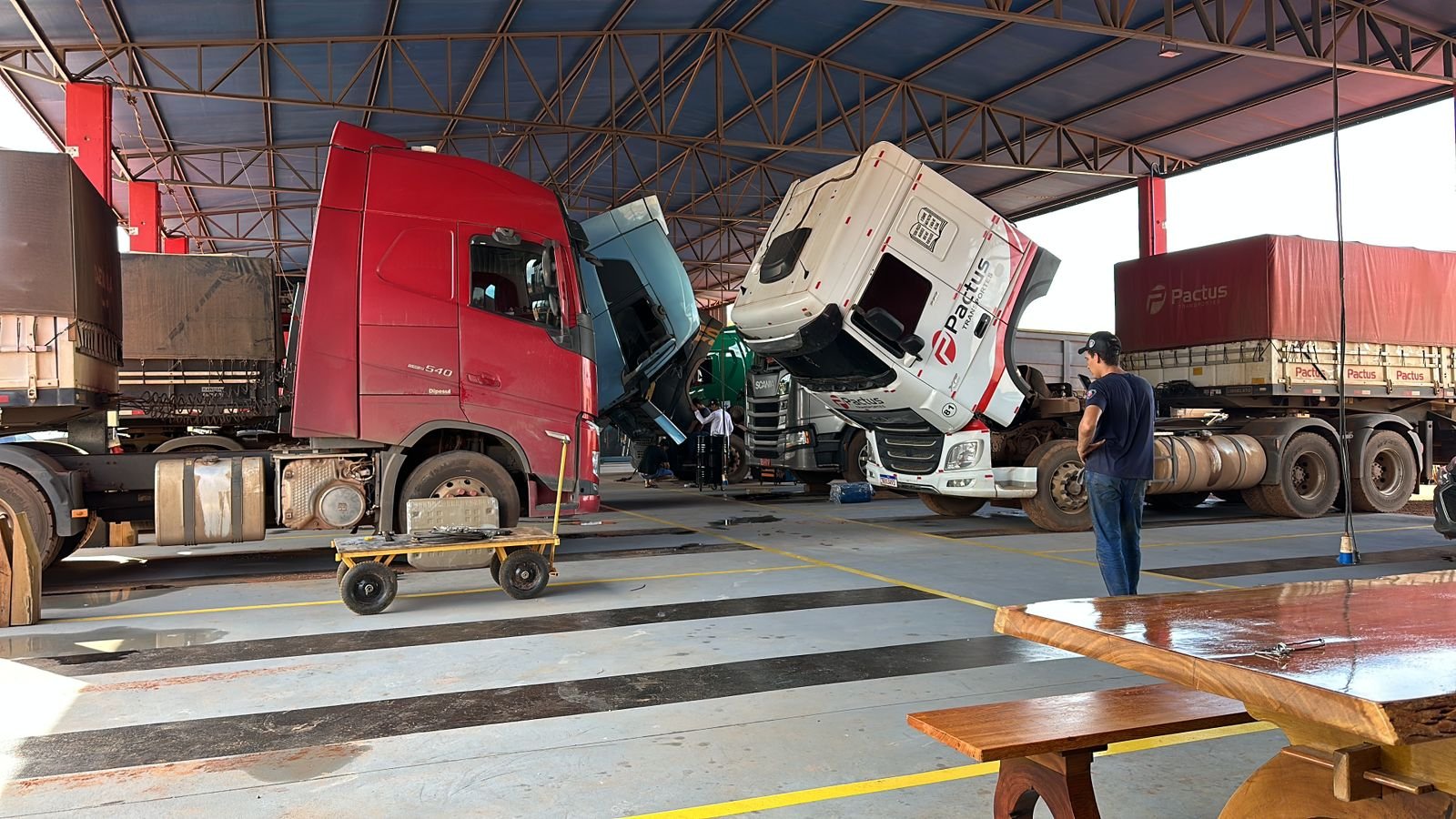 Equipe Hi-Tech trabalhando em caminhões Volvo e Scania